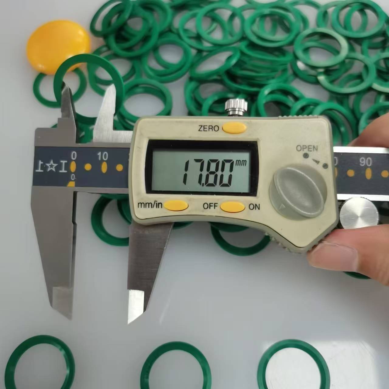 ED20 FKM90G 4.jpg